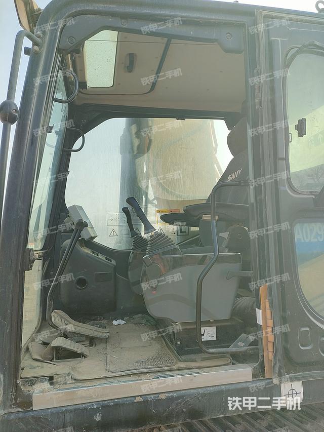 駕駛室整體(整機(jī)外觀) 駕駛室整體(整機(jī)外觀)