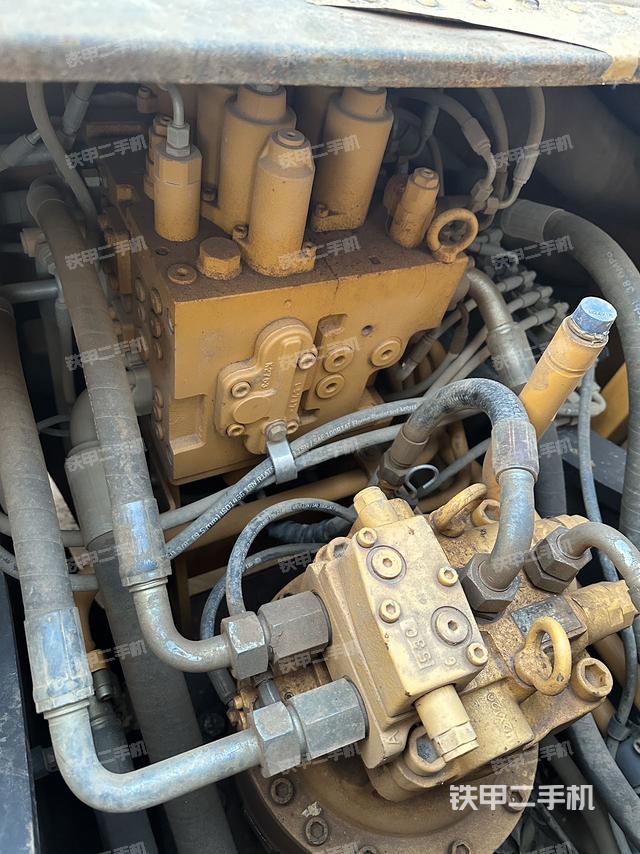 回转马达和主控阀（整机外观）