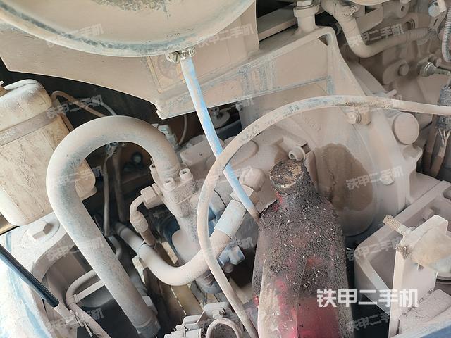 液压泵舱室正面整体（整机外观）