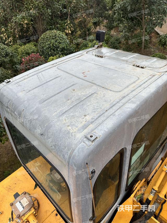 驾驶室顶部（整机外观）