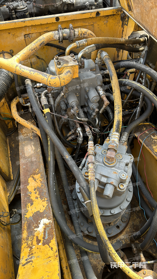 回转马达和主控阀（整机外观）