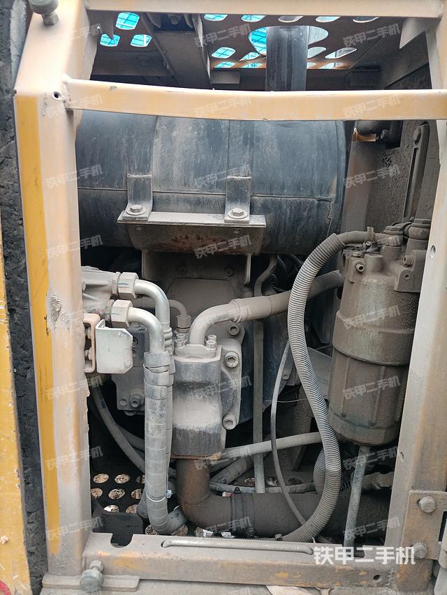 液压泵舱室正面整体（整机外观）