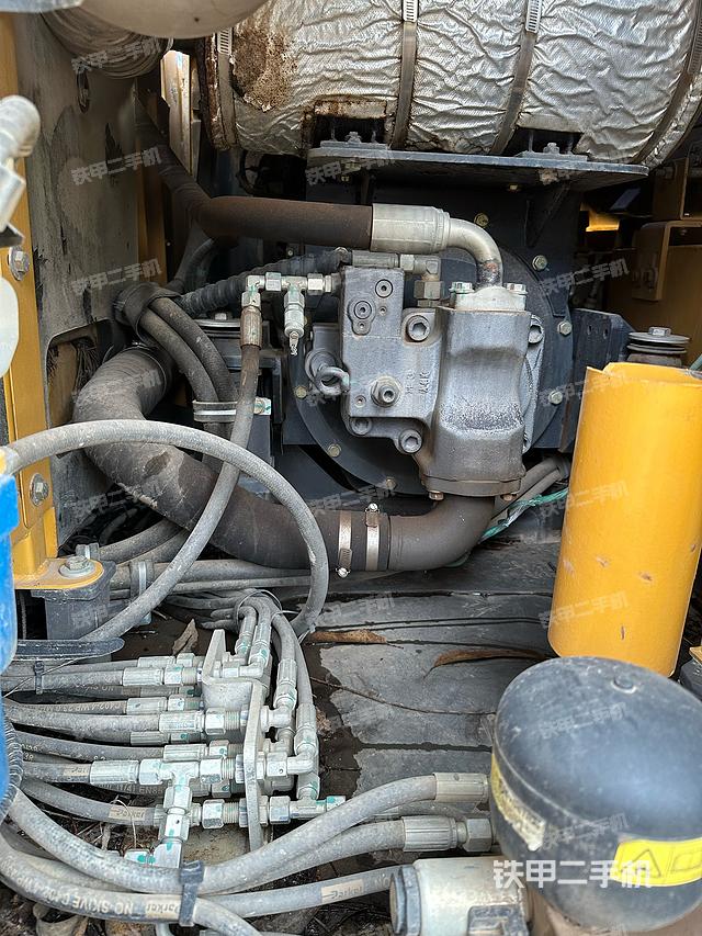 液压泵舱室正面整体（整机外观）