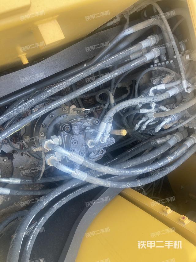 回转马达和主控阀（整机外观）