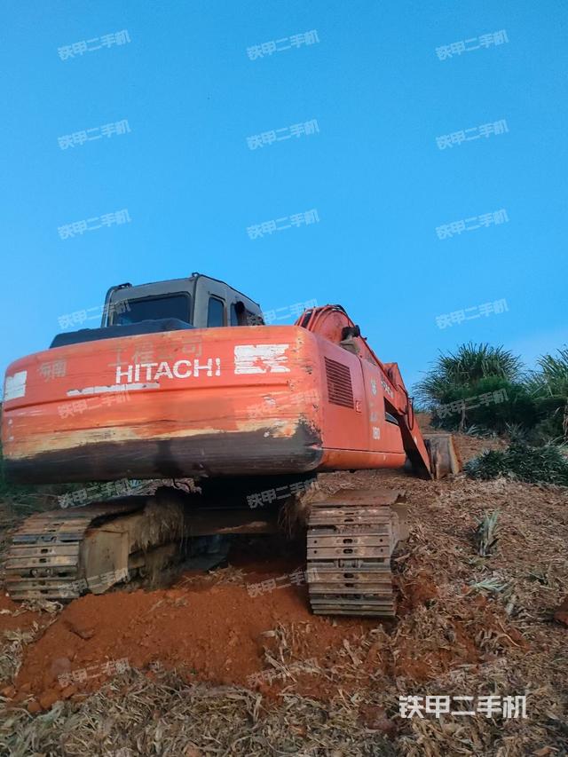 液压泵舱室正面整体（整机外观）