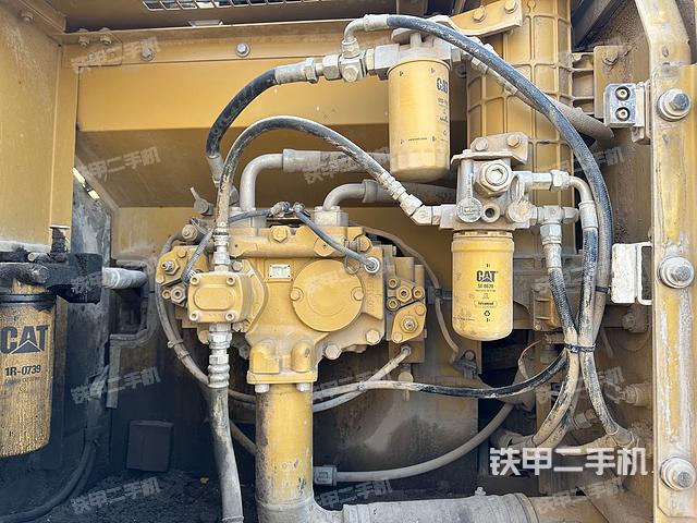 液压泵舱室正面整体（整机外观）