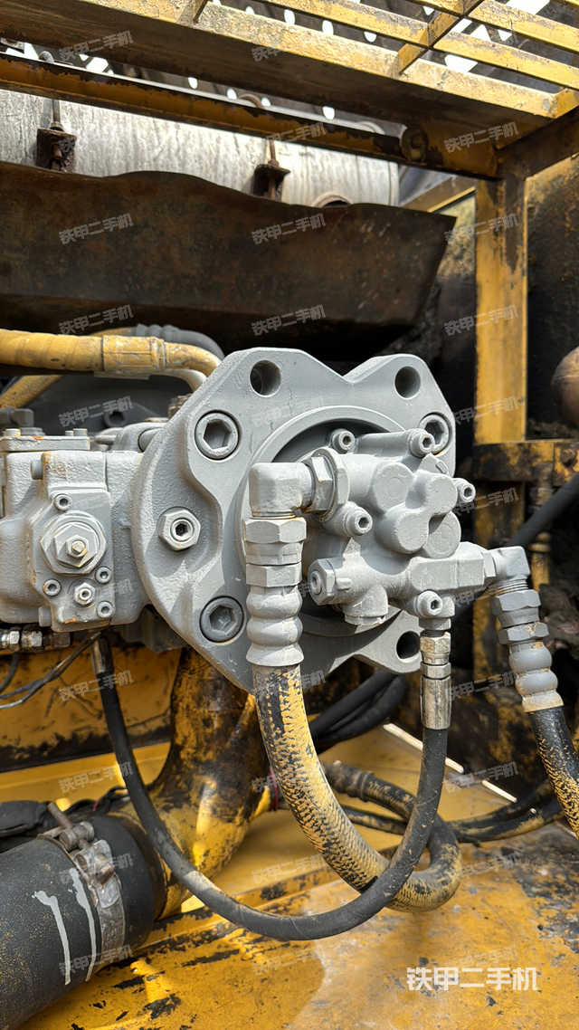 液压泵舱室正面整体（整机外观）