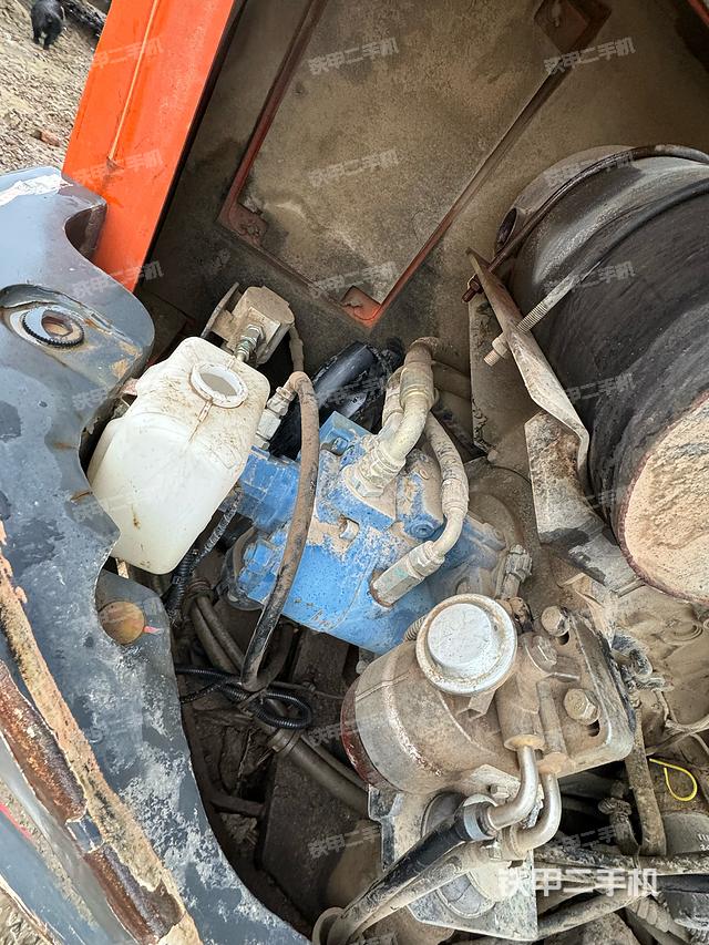 液压泵舱室正面整体（整机外观）