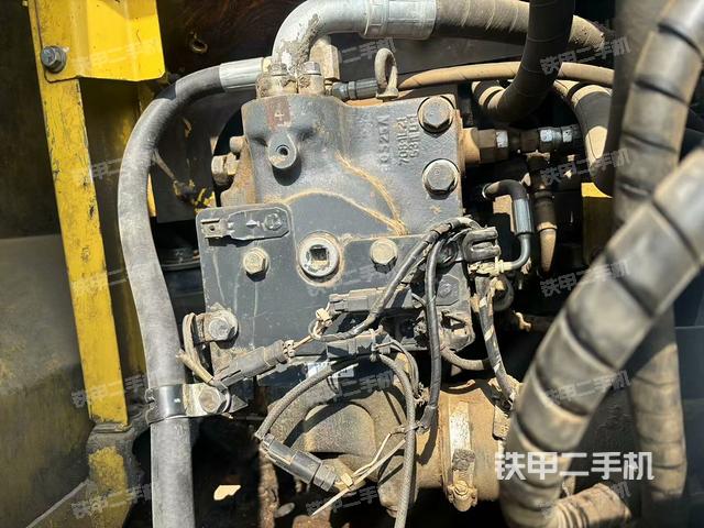 液压泵舱室正面整体（整机外观）