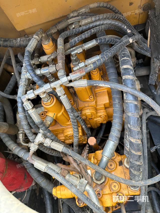 回转马达和主控阀（整机外观）