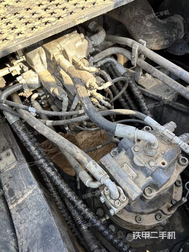 回转马达和主控阀（整机外观）