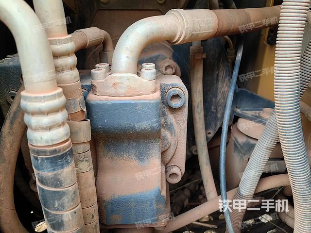 液压泵舱室正面整体（整机外观）