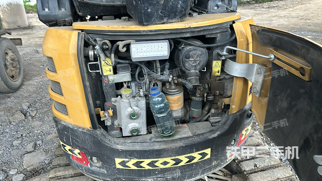 液压泵舱室正面整体（整机外观）