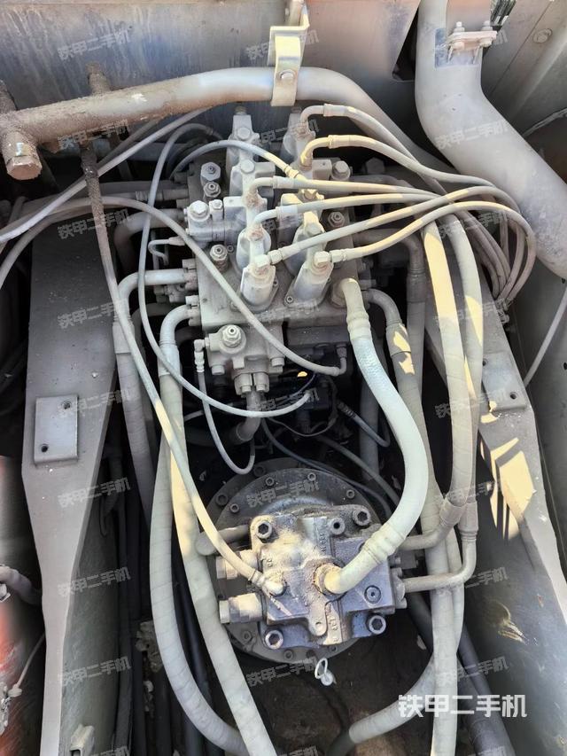 回转马达和主控阀（整机外观）