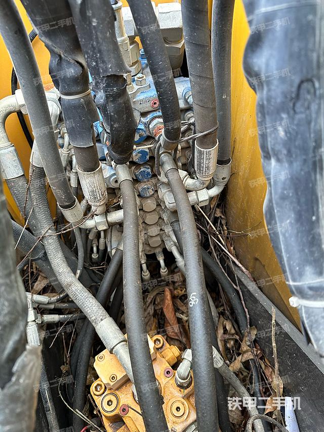 回转马达和主控阀（整机外观）