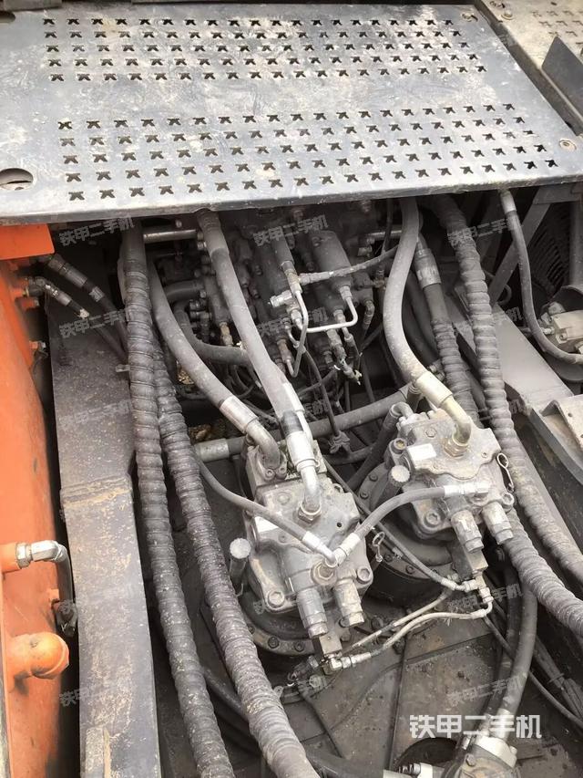 回转马达和主控阀（整机外观）