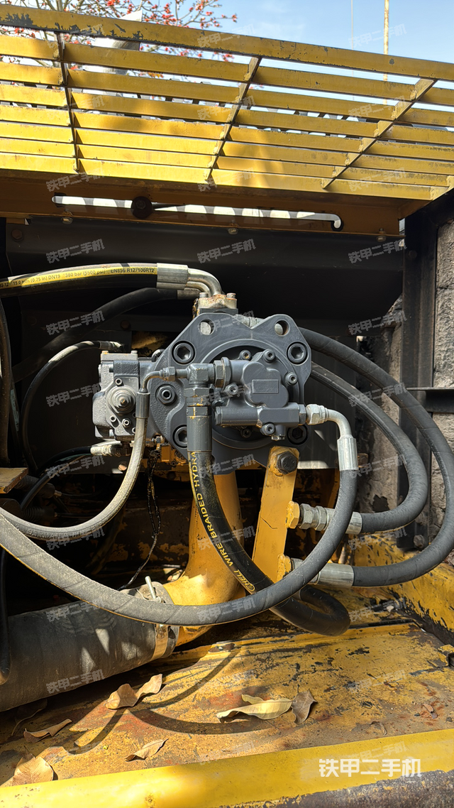 液压泵舱室正面整体（整机外观）