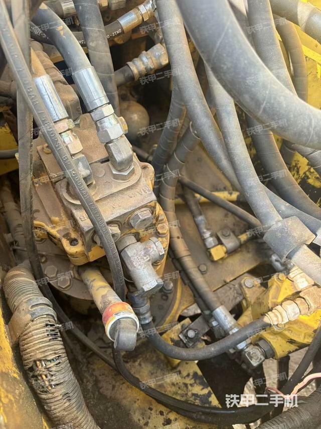 回转马达和主控阀（整机外观）