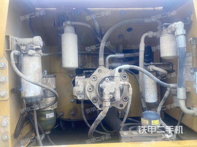 液压泵舱室正面整体（整机外观）