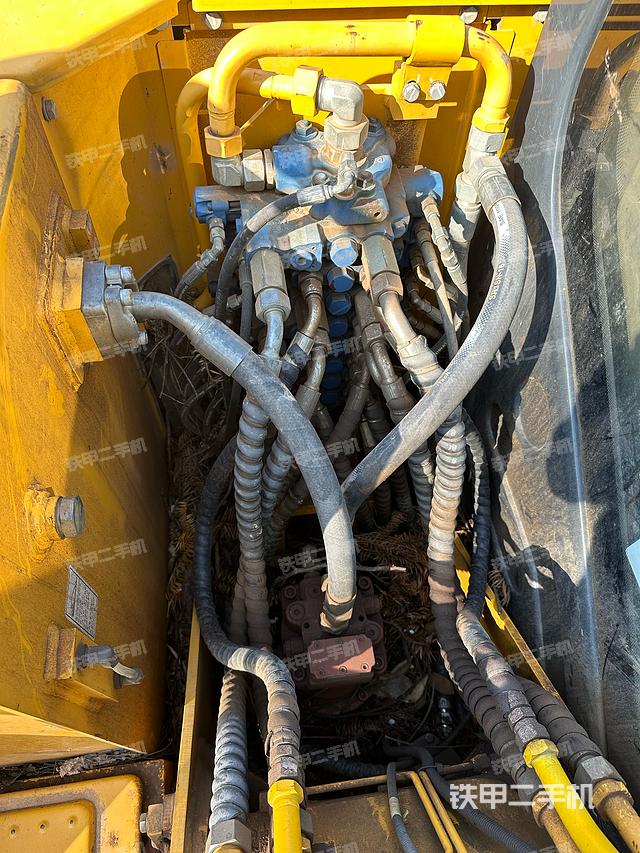 回转马达和主控阀（整机外观）