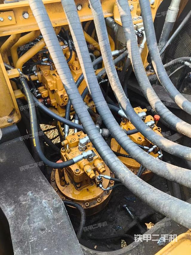 回转马达和主控阀（整机外观）