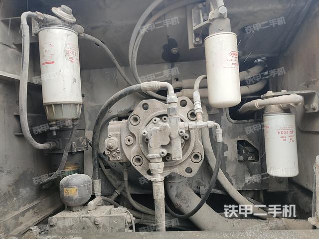 液压泵舱室正面整体（整机外观）