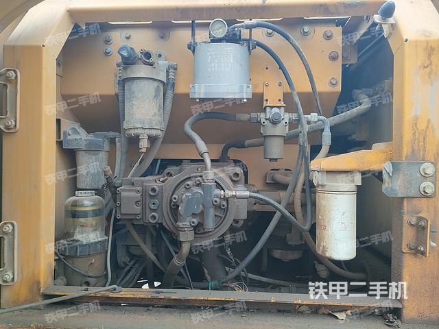 液压泵舱室正面整体（整机外观）