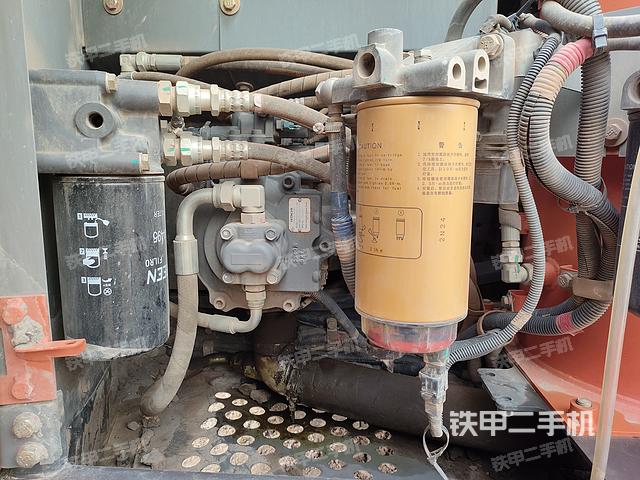 液压泵舱室正面整体（整机外观）