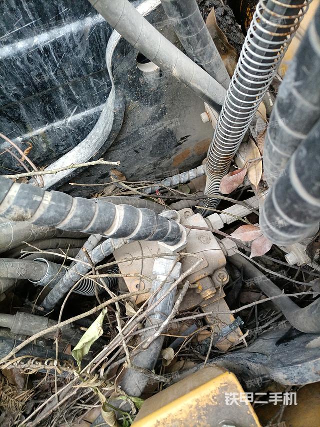 回转马达和主控阀（整机外观）