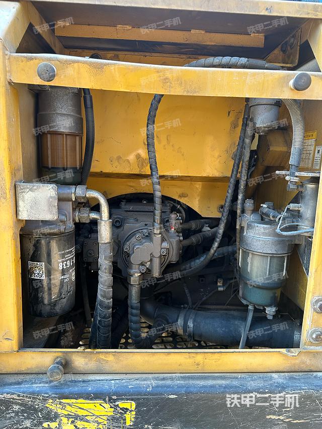 液压泵舱室正面整体（整机外观）