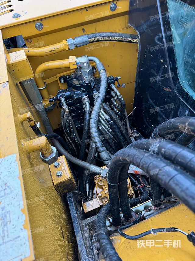 回转马达和主控阀（整机外观）