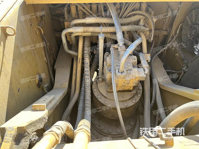 回转马达和主控阀（整机外观）