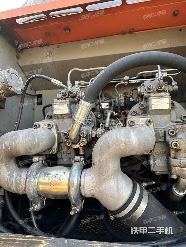 液压泵舱室正面整体（整机外观）