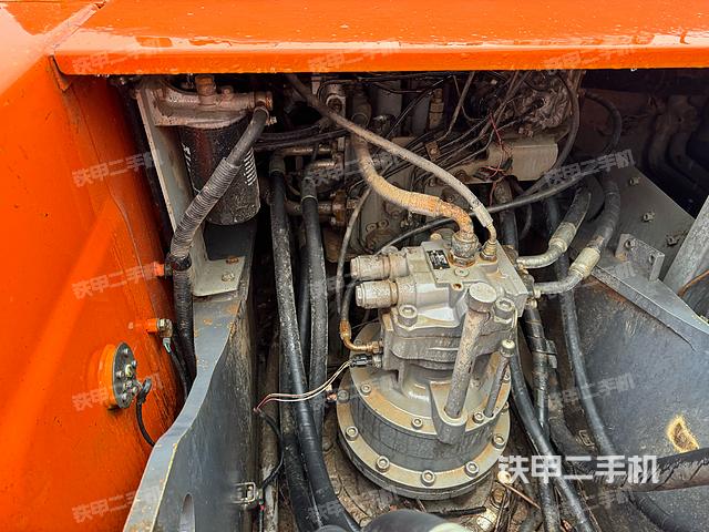 回转马达和主控阀（整机外观）