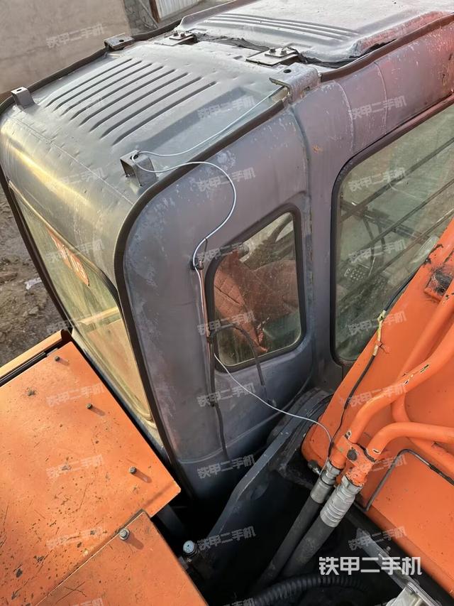 驾驶室顶部（整机外观）