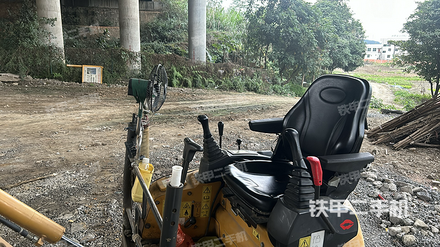 驾驶室顶部（整机外观）