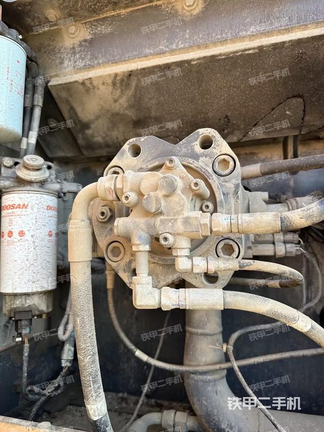 液压泵舱室正面整体（整机外观）