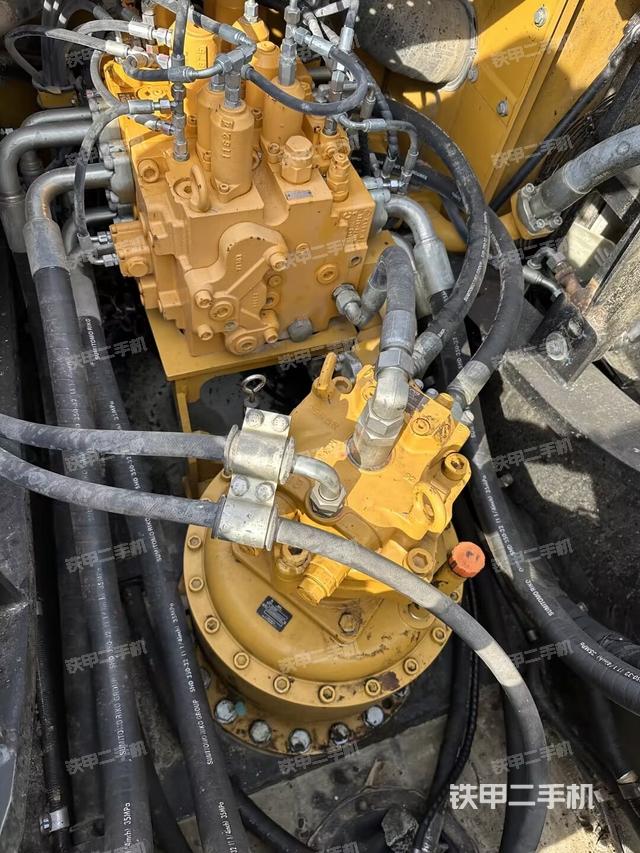 回转马达和主控阀（整机外观）