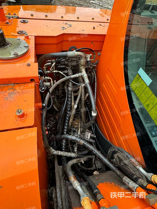 回转马达和主控阀（整机外观）