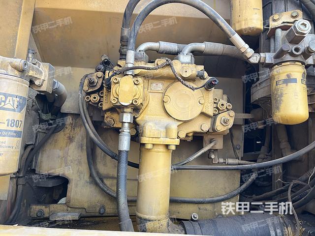 液压泵舱室正面整体（整机外观）