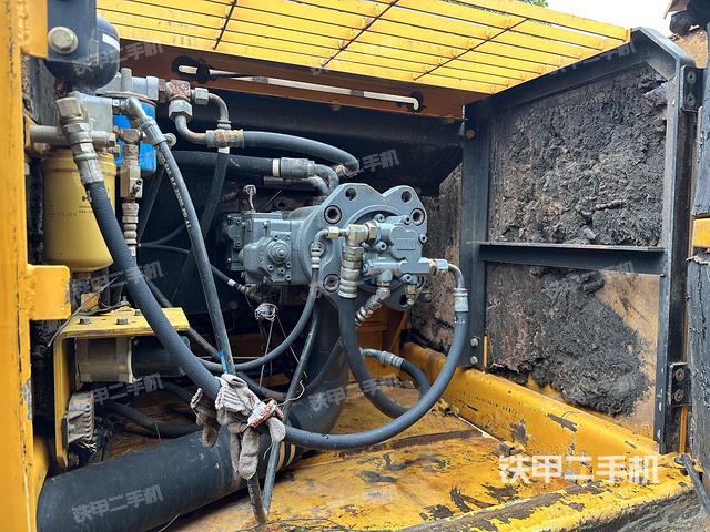 液压泵舱室正面整体（整机外观）