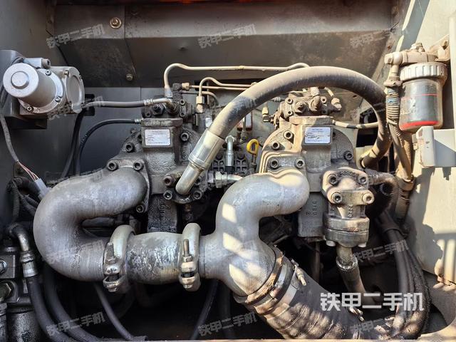 液压泵舱室正面整体（整机外观）