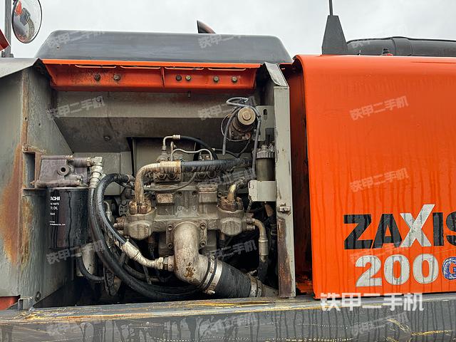 液压泵舱室正面整体（整机外观）