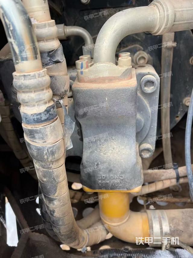 液压泵舱室正面整体（整机外观）