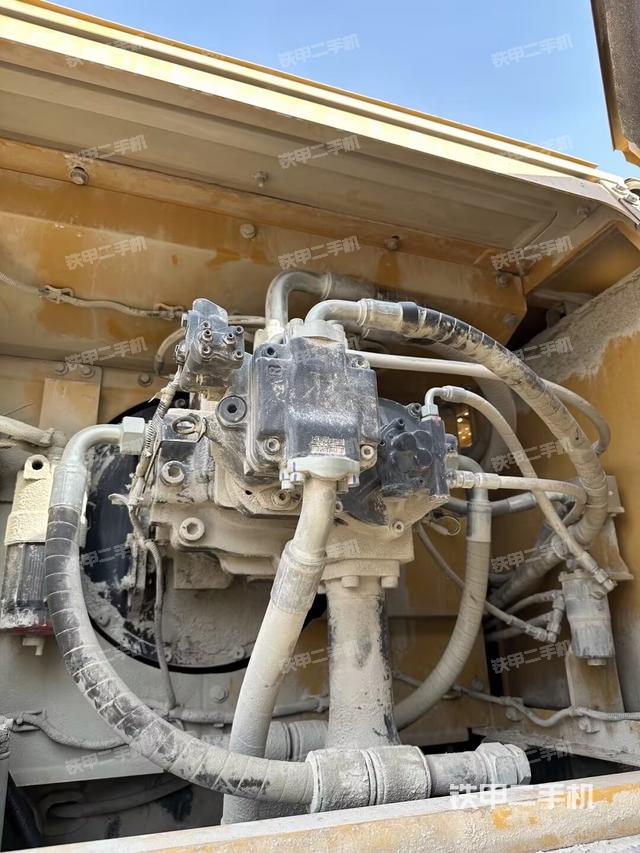 液压泵舱室正面整体（整机外观）