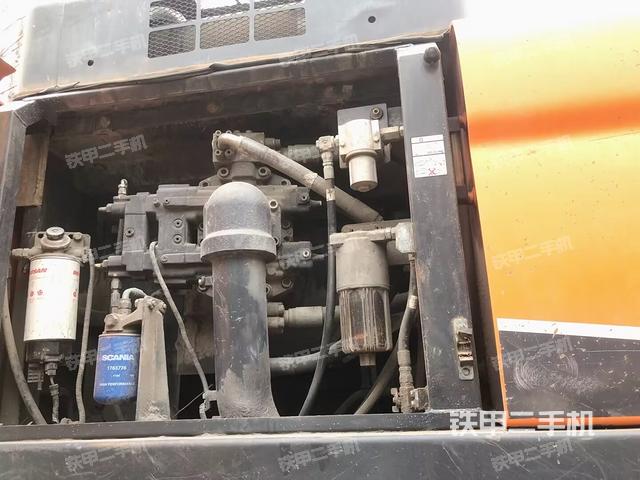 液压泵舱室正面整体（整机外观）