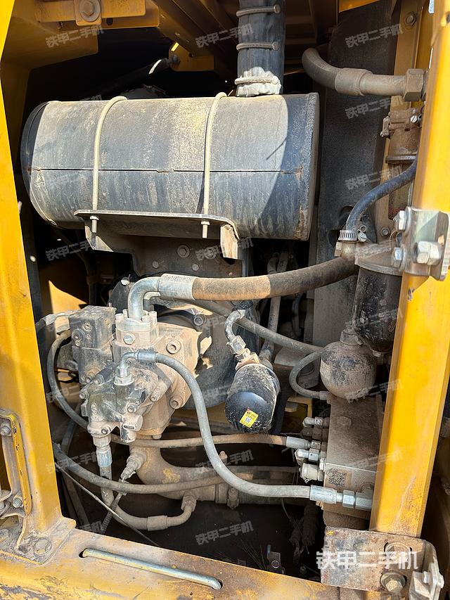 液压泵舱室正面整体（整机外观）