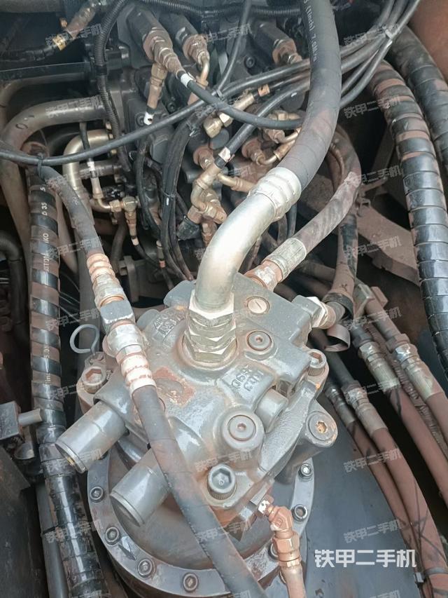 回转马达和主控阀（整机外观）