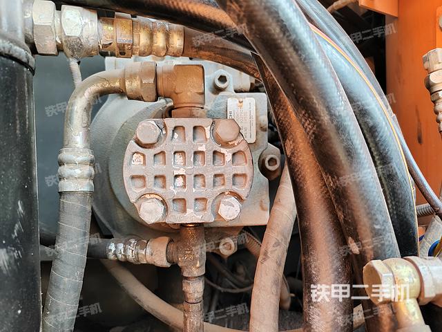 液压泵舱室正面整体（整机外观）