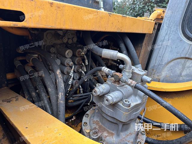 回转马达和主控阀（整机外观）